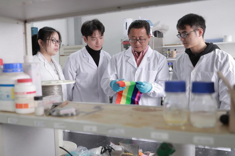 可發(fā)電服裝材料 東華大學創(chuàng)新技術讓'能源衣'照進現實